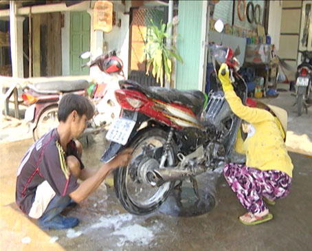 Với nghề rửa, sửa  xe, anh Nguyễn Duy Khiêm đã kiếm được nguồn thu nhập ổn định phụ giúp vợ con sau khi hoàn lương.