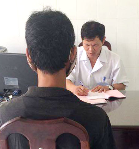 Bệnh nhân nhiễm HIV đang điều trị ARV tại Trung tâm phòng chống HVV/AIDS Đồng Nai.  Ảnh: HOÀN LÊ
