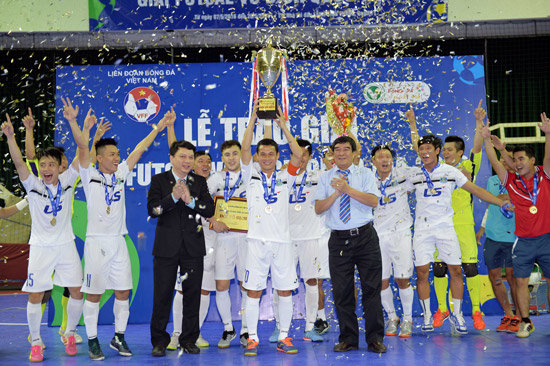 Ban tổ chức trao cúp vô địch cho đội Thái Sơn Nam.