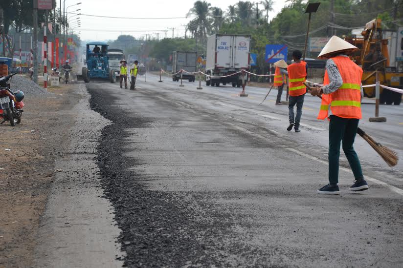 Đơn vị thi công đang khắc phục mặt đường bị lún tại huyện Xuân Lộc 