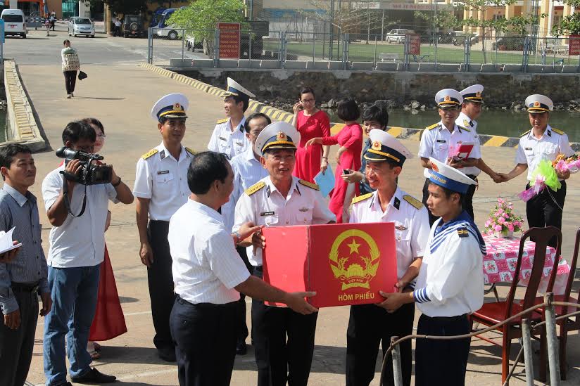 Đại tá Trương Công Thế, Phó chính ủy Vùng 2 Hải quân (đứng giữa) nhận hòm phiếu trước khi tàu xuất bến