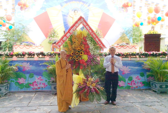 Bí thư Tỉnh uỷ Nguyễn Phú Cường tặng hoa chúc mừng đại lễ Phật đản