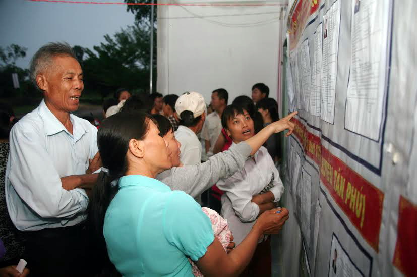 cử tri xã Đắc Lua, huyện Tân Phú xem danh sách người ứng cử tại khu vực bỏ  bỏ phiếu số 7, ấp 10, xã Đắc Lua, huyện Tân Phú lúc 5 giờ sáng ngày 22-5