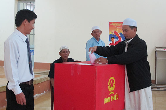 Giáo cả củ Thánh đường Hồi giáo làng Chăm ông Ad Dô Ha Mit là người bỏ lá phiếu đầu tiên tại đơn vị bầu cử số 10