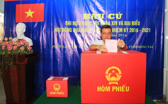 Chủ tịch UBND tỉnh Đinh Quốc Thái bỏ lá phiếu đầu tiên tạ Khu vực bỏ phiếu số 6 Khu phố 3, phường Quyết Thắng. Ảnh: Huy Anh