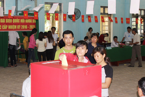 Có khoảng 600 sinh viên Trường Đại học Lâm nghiệp – cơ sở 2 (Thị trấn Trảng Bom) tham gia bầu cử tại điểm bầu cử số 11 tổ chức ngay trong trường. Ảnh: B.Nguyên