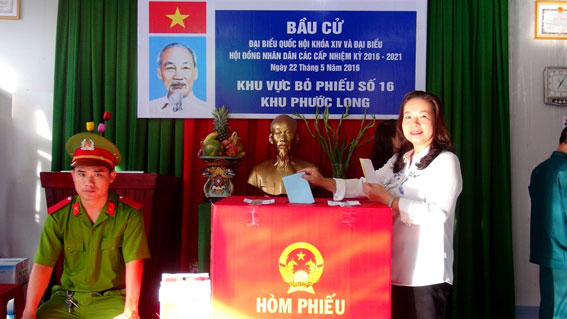 Phó Bí thư Huyện ủy Nguyễn Thị Hoàng Trinh bỏ phiếu tại khu vực bỏ phiếu số 16, khu Phước Long - TT. Long Thành