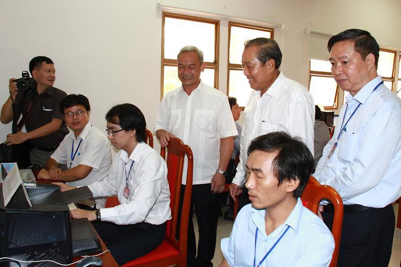 Đồng chí Trương Hòa Bình kiểm tra bộ phận công nghệ thông tin phục vụ điều hành bầu cử tại Ủy ban Bầu cử tỉnh