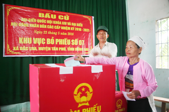 Bà Vi Thị Sầm (74 tuổi, cử tri người dân tộc Thái, ngụ ấp 10, xã Đắc Lua, huyện Tân Phú) bỏ phiếu bầu tại khu vực bầu cử số 7.