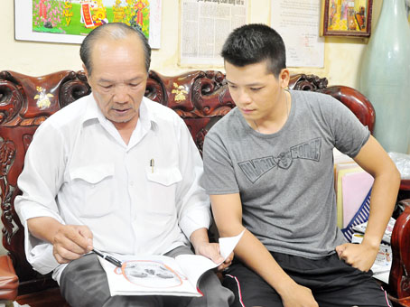 Họa sĩ Võ Tấn Thành (trái) hướng dẫn con trai Võ Tấn Phát về kỹ năng phác họa chân dung tội phạm.