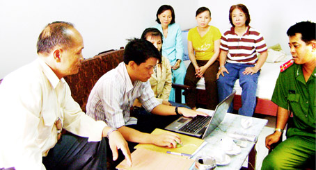  Họa sĩ Võ Tấn Thành (trái) và anh Võ Tấn Phát (ngồi trước laptop) vẽ chân dung đối tượng cướp ở Kiên Giang năm 2009.