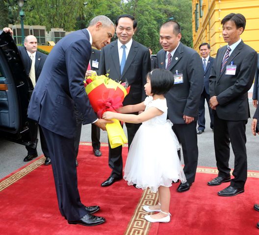 Thiếu nhi Thủ đô Hà Nội tặng hoa chào mừng Tổng thống Obama. 