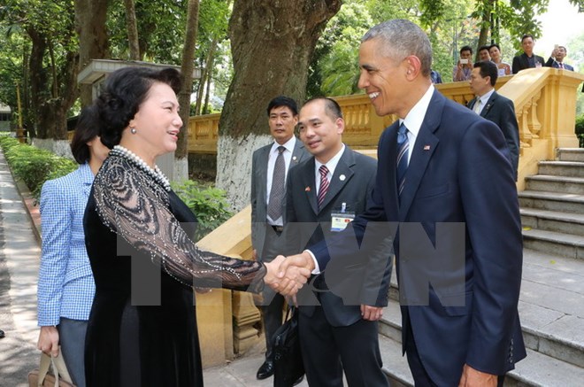 Chủ tịch Quốc hội Nguyễn Thị Kim Ngân đón Tổng thống Barack Obama tới thăm nơi ở và làm việc của Chủ tịch Hồ Chí Minh trong Khu di tích Phủ Chủ tịch. (Ảnh: Trọng Đức/TTXVN)