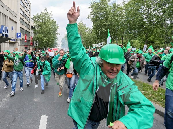 Người dân Bỉ biểu tình phản đối chính sách mới về lao động. (Nguồn: EPA/TTXVN)