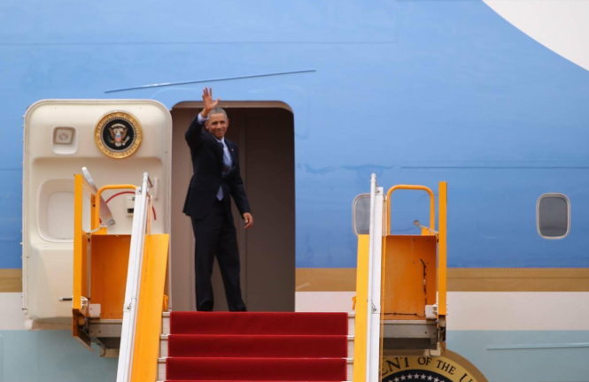 Ông Obama vẫy chào tạm biệt trước khi rời Việt Nam.
