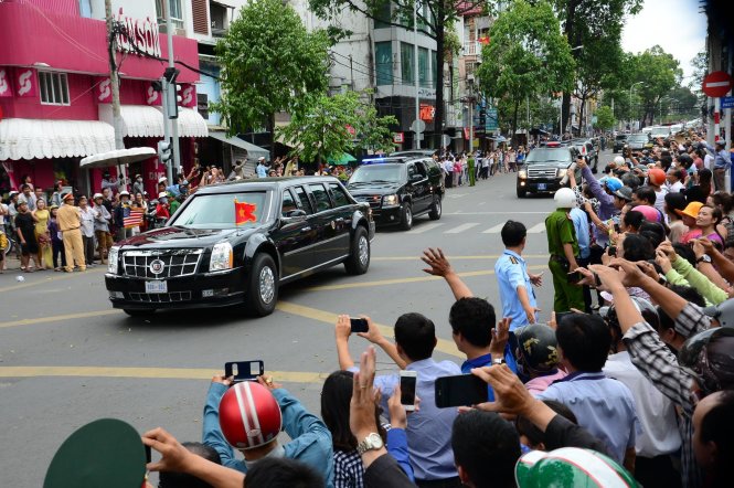 Người dân TP. Hồ Chí Minh vẫy chào tạm biệt ông Obama trên đường ra sân bay Tân Sơn Nhất. Ảnh: tuoitre.vn