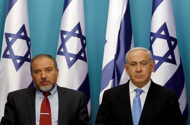 Thủ tướng Benjamin Netanyahu (phải) và cựu Ngoại trưởng Avigdor Lieberman. (Nguồn: Reuters)