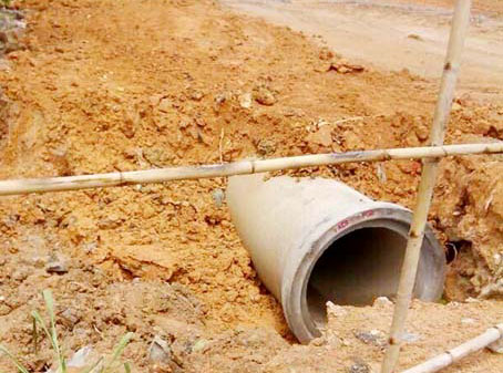 Hiện tại con mương đang bị lấp trở lại, chỉ chừa đường cống nhỏ