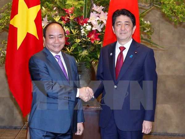 Thủ tướng Nhật Bản Shinzo Abe đón Thủ tướng Nguyễn Xuân Phúc. (Ảnh: Thống Nhất/TTXVN)