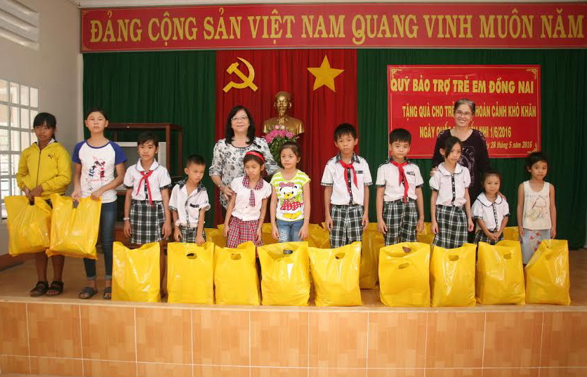 Đại diện Quỹ Bảo trợ trẻ em tỉnh tặng quà cho trẻ em có hoàn cảnh khó khăn tại huyện Xuân Lộc
