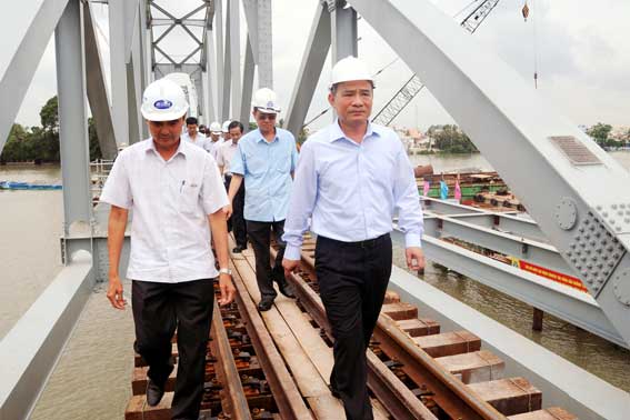 Bộ trưởng Bộ GTVT Trương Quang Nghĩa thị sát cầu Ghềnh mới