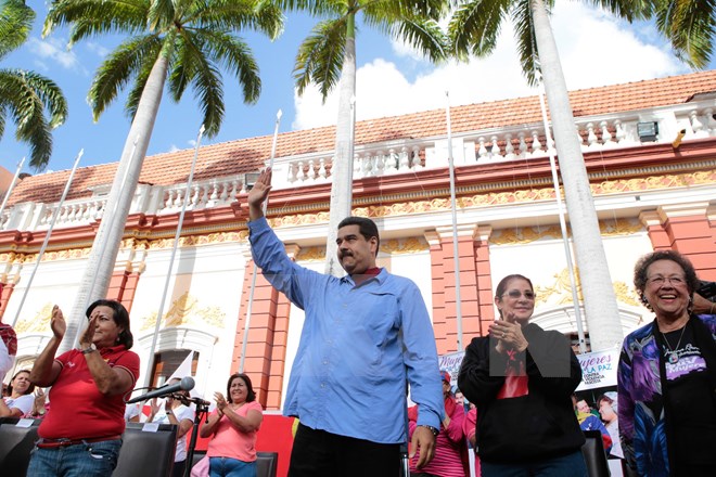 Tổng thống Venezuela Nicolas Maduro (giữa) tham gia Chương trình hành động của Chính phủ ở Caracas ngày 19/5. (Nguồn: EPA/TTXVN)