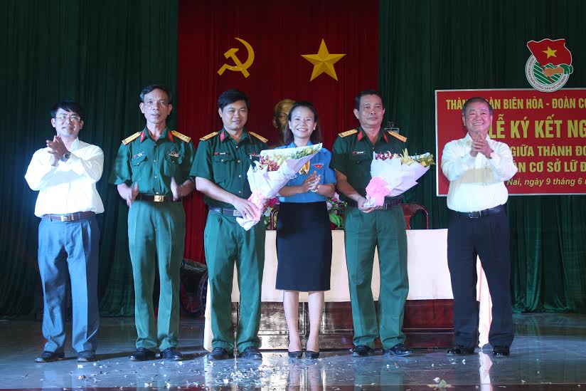 Đại diện lãnh đạo Thành ủy Biên Hòa, Lữ đoàn 75 và 2 đơn vị ký kết nghĩa cùng chụp hình lưu niệm sau khi ký kết