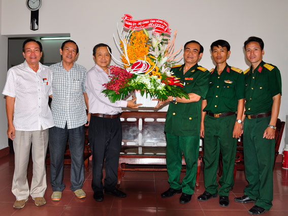 Đại tá Mai Xuân Chiến, Phó chính ủy Bộ Chỉ huy quân sự tỉnh tặng lẵng hoa chúc mừng Báo Đồng Nai nhân dịp kỷ niệm 40 năm thành lập.