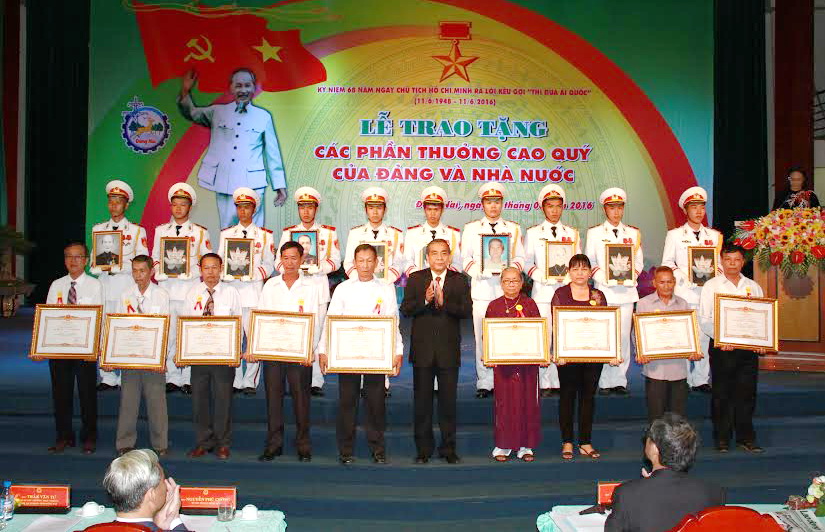 Đồng chí Trần Văn Tư, Phó bí thư Thường trực Tỉnh ủy, Chủ tịch HĐND tỉnh trao danh hiệu Bà mẹ Việt Nam anh hùng cho thân nhân các mẹ