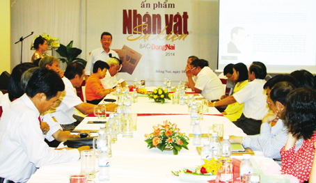 Chủ tịch UBND tỉnh Đinh Quốc Thái khen thưởng các nhà báo tiêu biểu của Báo Đồng Nai năm 2010-2012.