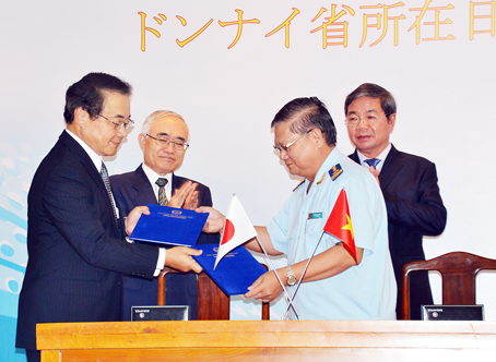 Phó chủ tịch UBND tỉnh Nguyễn Quốc Hùng, Tổng lãnh sự Nhật Bản tại TP.Hồ Chí Minh Naajima Satoshi chứng kiến lễ ký kết thỏa thuận giữa Hải quan Đồng Nai và Hiệp hội Doanh nghiệp Nhật Bản tại Đồng Nai. Ảnh: K.Giới
