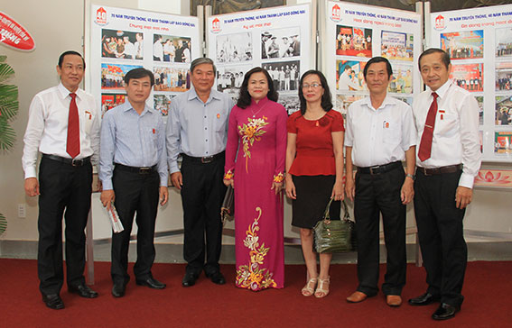 Phó chủ tịch UBND tỉnh Nguyễn Hòa Hiệp chụp hình lưu niệm với lãnh đạo báo các tỉnh thành về dự lễ kỷ niệm 40 năm thành lập báo Đồng Nai