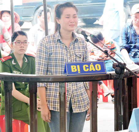 Bị cáo Nguyễn Thị Kiều khóc ân hận tại phiên tòa xét xử.