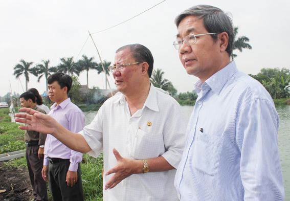 Phó chủ tịch UBND tỉnh Nguyễn Quốc Hùng xem xét thực tế tình hình hoạt động của HTX Vĩnh Hưng
