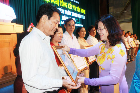 Phó chủ tịch UBND tỉnh Nguyễn Hòa Hiệp trao bằng khen của UBND tỉnh cho các cá nhân đạt thành tích xuất sắc trong phong trào hiến máu tình nguyện.