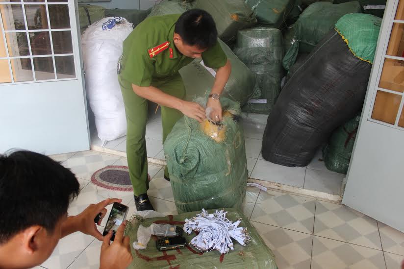 Lực lượng chức năng kiểm tra lô hàng vừa bị phát hiện tại ga Biên Hòa
