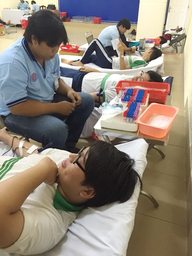 Học sinh Trường THPT Lê Quý Đôn (Tp.Biên Hòa) tham gia hiến máu