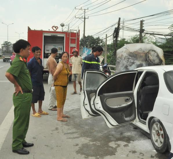 Lực lượng cảnh sát PCCC điều xe cứu hỏa đến hiện trường để hỗ trợ dập lửa