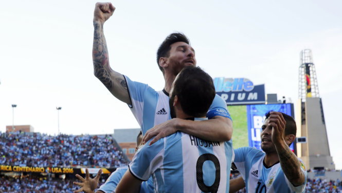 Niềm vui của Messi và các cầu thủ Argentina sau khi ghi bàn vào lưới Venezuela. Ảnh: Reuters