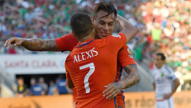 Niềm vui của Alexis Sanchez và Eduardo Vargas sau khi ghi bàn cho Chile. Ảnh: AFP