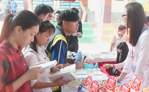 Sinh viên lựa sách tại gian hàng sách tại ngày hội sinh viên tỉnh