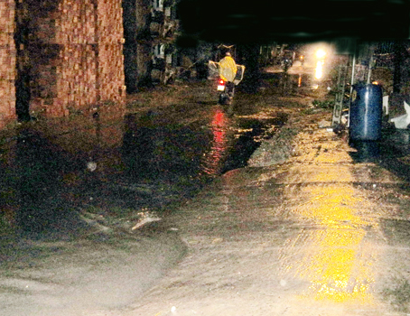 Sau cơn mưa, đường Lê Đại Hành, khu Kim Sơn, thị trấn Long Thành ngập nước lênh láng.