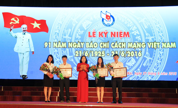 Đồng chí Nguyễn Hòa Hiệp, Phó chủ tịch UBND tỉnh trao Bằng khen của Chủ tịch UBND tỉnh cho các tác giả, nhóm tác giả đã đoạt giải báo chí quốc gia 