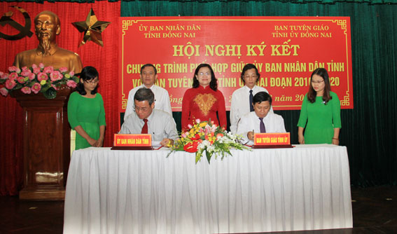 Các Phó trưởng ban Tuyên giáo Tỉnh ủy và Phó chủ tịch UBND tỉnh chứng kiến Chủ tịch UBND tỉnh Đinh Quốc Thái và Trưởng ban Tuyên giáo Tỉnh ủy Đặng Mạnh Trung ký kết chương trình phối hợp.