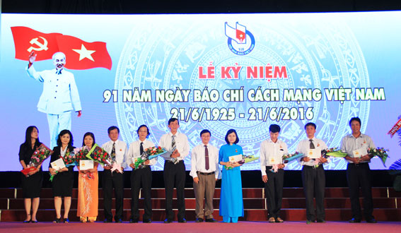 Trưởng ban Tuyên giáo Tỉnh ủy Đặng Mạnh Trung và Phó giám đốc đài PTTH Đồng Nai Trần Nam Đông trao kỷ niệm chương Vì sự nghiệp báo chí Việt Nam cho các nhà báo.