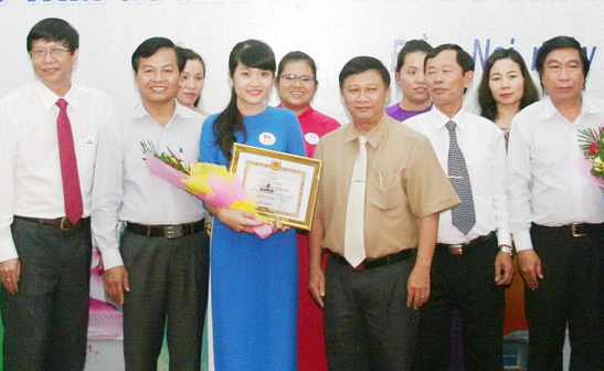Đồng chí Đặng Mạnh Trung, Ủy viên Ban TVTU, Trưởng Ban Tuyên giáo Tỉnh ủy trao giải nhất của hội thi cho thí sinh Nguyễn Thị Phương Mai đến từ Chi bộ Công ty TNHH MTV Đầu tư phát triển Bửu Long.