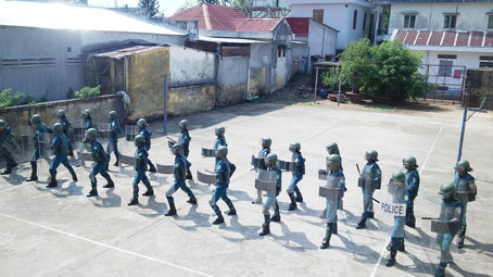 Lực lượng dân quân thường trực huyện Tân Phú tập luyện chống bạo động.