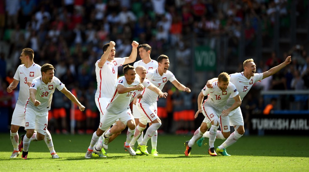 Ba Lan giành vé đầu tiên vào tứ kết
