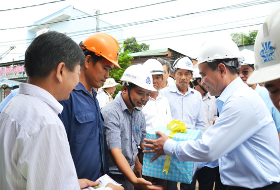 2/ Bộ trưởng Bộ Giao thông – vận tải Trương Quang Nghĩa tặng quà cho các đơn vị thi công cầu  Ghềnh