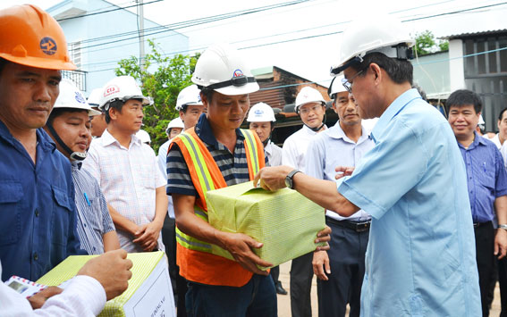 Chủ tịch UBND tỉnh Đinh Quốc Thái tặng quà cho các đơn vị thi công cầu Ghềnh